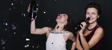 femmes chantant avec leur verre de champagne blanc de blanc dans les mains